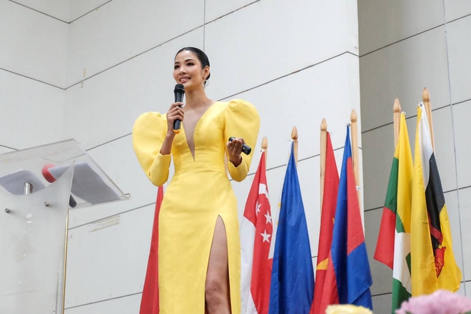 Hoàng Thùy: Từ Ai lớp Niu Doóc đến bắn tiếng Anh tằng tằng trên sân khấu Miss Universe - Ảnh 5.