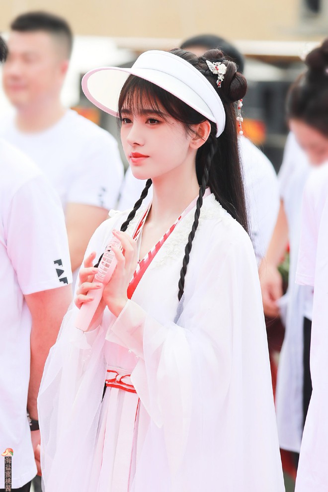 C&uacute;c Tịnh Y bị nam ch&iacute;nh mlem chiếm hết spotlight ở lễ khai m&aacute;y, khoe visual kh&aacute;c lạ m&agrave; vẫn bị ch&ecirc; nhạt như nước ốc? - Ảnh 2.