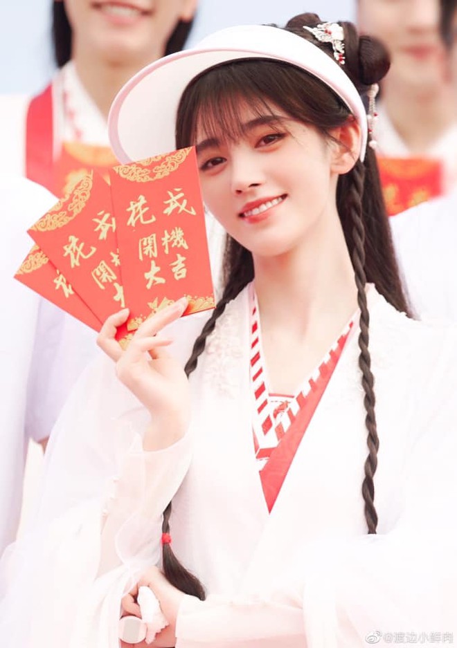 C&uacute;c Tịnh Y bị nam ch&iacute;nh mlem chiếm hết spotlight ở lễ khai m&aacute;y, khoe visual kh&aacute;c lạ m&agrave; vẫn bị ch&ecirc; nhạt như nước ốc? - Ảnh 5.