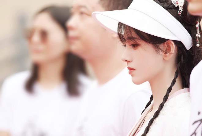 C&uacute;c Tịnh Y bị nam ch&iacute;nh mlem chiếm hết spotlight ở lễ khai m&aacute;y, khoe visual kh&aacute;c lạ m&agrave; vẫn bị ch&ecirc; nhạt như nước ốc? - Ảnh 12.