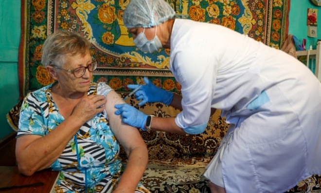 Vì sao người dân Nga bất ngờ đổ xô đi tiêm vaccine ngừa Covid-19?  - Ảnh 1.