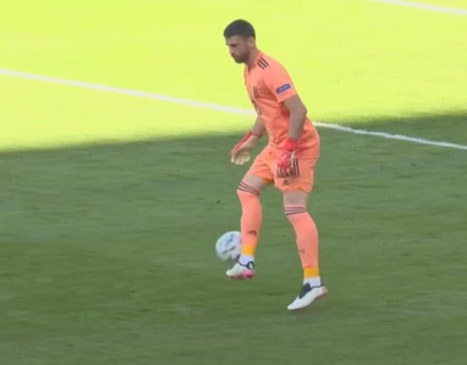 Video: Cận cảnh thủ môn Tây Ban Nha tấu hài, phản lưới nhà biếu Croatia bàn mở tỷ số - Ảnh 1.