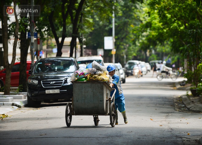 Công nhân thu gom rác bị nợ lương ở Hà Nội nghẹn ngào khi được nhiều mạnh thường quân ủng hộ: Tôi vui lắm... có hôm thức cả đêm ở lều vì sợ mất tiền - Ảnh 2. Công nhân thu gom rác bị nợ lương ở Hà Nội nghẹn ngào khi được nhiều mạnh thường quân ủng hộ: Tôi vui lắm... có hôm thức cả đêm ở lều vì sợ mất tiền - Ảnh 2.