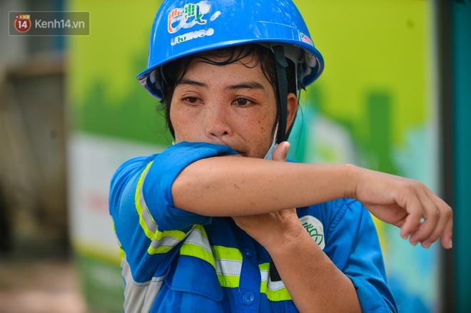 Công nhân thu gom rác bị nợ lương ở Hà Nội nghẹn ngào khi được nhiều mạnh thường quân ủng hộ: Tôi vui lắm... có hôm thức cả đêm ở lều vì sợ mất tiền - Ảnh 3. Công nhân thu gom rác bị nợ lương ở Hà Nội nghẹn ngào khi được nhiều mạnh thường quân ủng hộ: Tôi vui lắm... có hôm thức cả đêm ở lều vì sợ mất tiền - Ảnh 3.