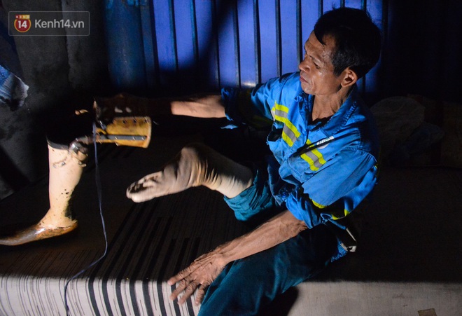 Công nhân thu gom rác bị nợ lương ở Hà Nội nghẹn ngào khi được nhiều mạnh thường quân ủng hộ: Tôi vui lắm... có hôm thức cả đêm ở lều vì sợ mất tiền - Ảnh 8. Công nhân thu gom rác bị nợ lương ở Hà Nội nghẹn ngào khi được nhiều mạnh thường quân ủng hộ: Tôi vui lắm... có hôm thức cả đêm ở lều vì sợ mất tiền - Ảnh 8.