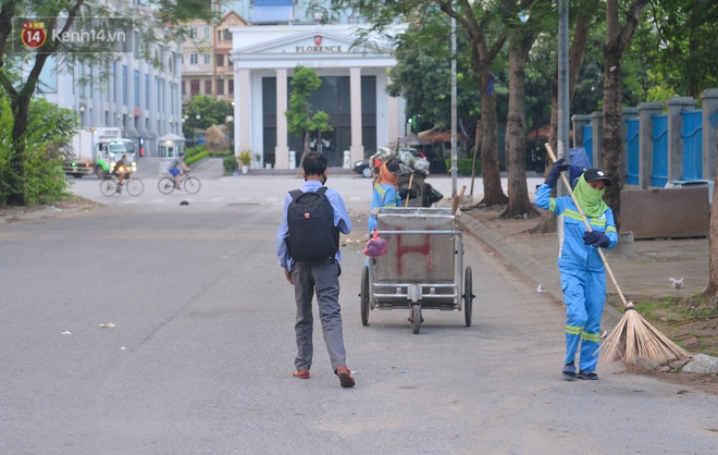Công nhân thu gom rác bị nợ lương ở Hà Nội nghẹn ngào khi được nhiều mạnh thường quân ủng hộ: Tôi vui lắm... có hôm thức cả đêm ở lều vì sợ mất tiền - Ảnh 9. Công nhân thu gom rác bị nợ lương ở Hà Nội nghẹn ngào khi được nhiều mạnh thường quân ủng hộ: Tôi vui lắm... có hôm thức cả đêm ở lều vì sợ mất tiền - Ảnh 9.