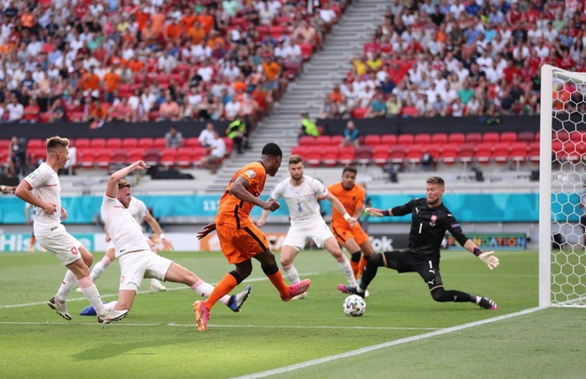 Hậu vệ trụ cột trở thành tội đồ, ăn thẻ đỏ tai hại khiến Hà Lan phải dừng bước ở vòng 1/8 Euro 2020 - Ảnh 2.