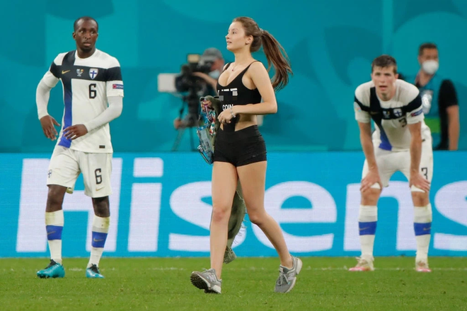 Tìm ra danh tính fan nữ siêu vòng 1 làm náo loạn tại Euro 2020: Là người mẫu trẻ, lượng người theo dõi tăng vọt sau sự cố - Ảnh 1.