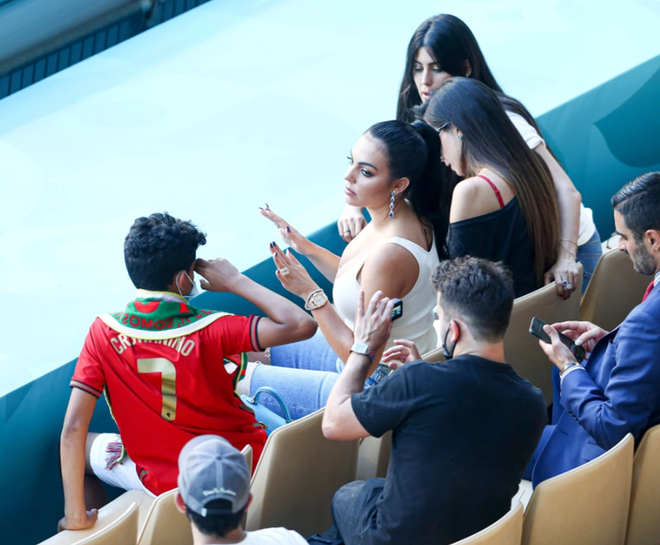 Biết Ronaldo buồn v&igrave; Bồ Đ&agrave;o Nha bị loại, Georgina lập tức c&oacute; mặt tại kh&aacute;ch sạn của đội tuyển để an ủi CR7 - Ảnh 2.