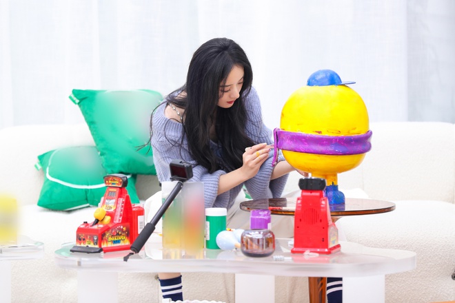 Phụ nữ đẹp nhất khi kh&ocirc;ng thuộc về ai: Triệu Lệ Dĩnh b&ugrave;ng nổ visual xuất sắc tr&ecirc;n show, Ph&ugrave;ng Thiệu Phong c&oacute; tiếc kh&ocirc;ng? - Ảnh 4.