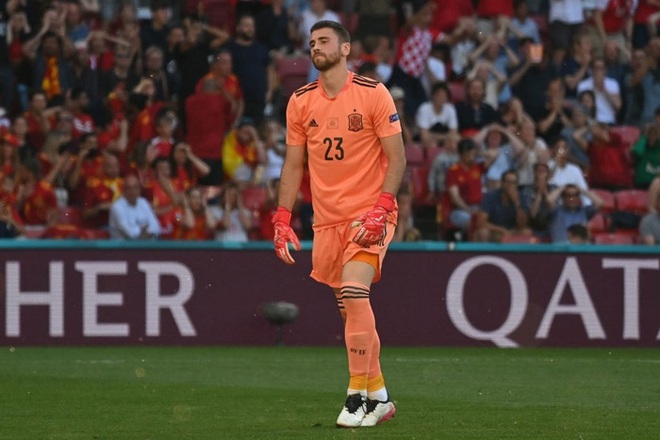 Video: Cận cảnh thủ môn Tây Ban Nha tấu hài, phản lưới nhà biếu Croatia bàn mở tỷ số - Ảnh 2.