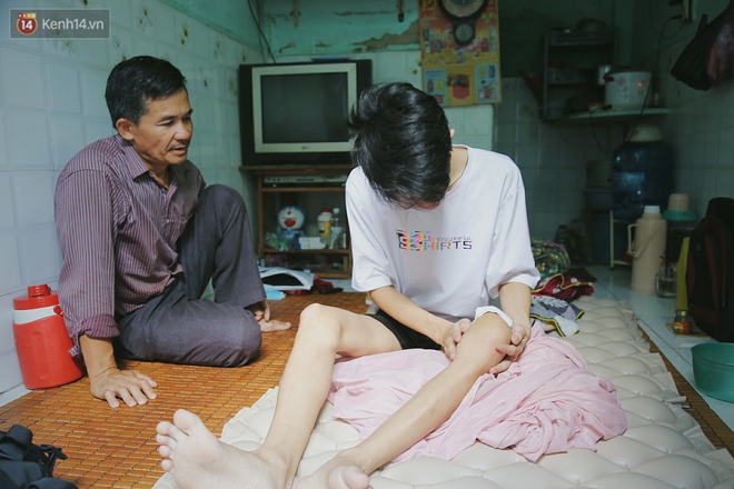 Cậu học sinh trường chuyên bị ung thư khi sắp tốt nghiệp lớp 12, cha nén nước mắt đưa con vào Sài Gòn tìm cơ hội chữa trị - Ảnh 4.