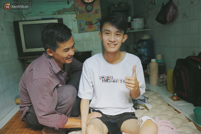 Cậu học sinh trường chuyên bị ung thư khi sắp tốt nghiệp lớp 12, cha nén nước mắt đưa con vào Sài Gòn tìm cơ hội chữa trị - Ảnh 11. Cậu học sinh trường chuyên bị ung thư khi sắp tốt nghiệp lớp 12, cha nén nước mắt đưa con vào Sài Gòn tìm cơ hội chữa trị - Ảnh 11.