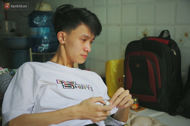 Cậu học sinh trường chuyên bị ung thư khi sắp tốt nghiệp lớp 12, cha nén nước mắt đưa con vào Sài Gòn tìm cơ hội chữa trị - Ảnh 3. Cậu học sinh trường chuyên bị ung thư khi sắp tốt nghiệp lớp 12, cha nén nước mắt đưa con vào Sài Gòn tìm cơ hội chữa trị - Ảnh 3.