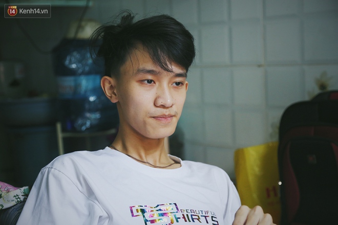 Cậu học sinh trường chuyên bị ung thư khi sắp tốt nghiệp lớp 12, cha nén nước mắt đưa con vào Sài Gòn tìm cơ hội chữa trị - Ảnh 2.
