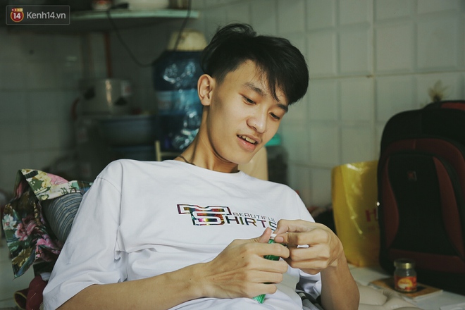 Cậu học sinh trường chuyên bị ung thư khi sắp tốt nghiệp lớp 12, cha nén nước mắt đưa con vào Sài Gòn tìm cơ hội chữa trị - Ảnh 7. Cậu học sinh trường chuyên bị ung thư khi sắp tốt nghiệp lớp 12, cha nén nước mắt đưa con vào Sài Gòn tìm cơ hội chữa trị - Ảnh 7.