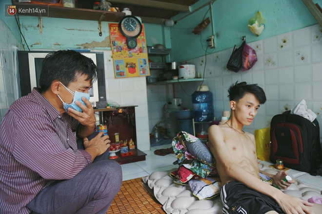 Cậu học sinh trường chuyên bị ung thư khi sắp tốt nghiệp lớp 12, cha nén nước mắt đưa con vào Sài Gòn tìm cơ hội chữa trị - Ảnh 5. Cậu học sinh trường chuyên bị ung thư khi sắp tốt nghiệp lớp 12, cha nén nước mắt đưa con vào Sài Gòn tìm cơ hội chữa trị - Ảnh 5.