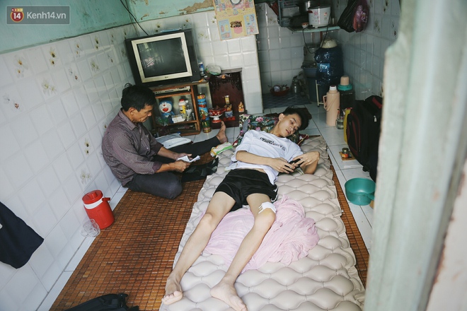 Cậu học sinh trường chuyên bị ung thư khi sắp tốt nghiệp lớp 12, cha nén nước mắt đưa con vào Sài Gòn tìm cơ hội chữa trị - Ảnh 1. Cậu học sinh trường chuyên bị ung thư khi sắp tốt nghiệp lớp 12, cha nén nước mắt đưa con vào Sài Gòn tìm cơ hội chữa trị - Ảnh 1.