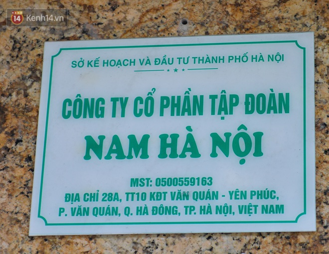 Toàn cảnh công ty thu gom rác ở Hà Nội nợ lương hàng trăm công nhân: Trụ sở vắng bóng người, thiết bị hỏng ngổn ngang ngoài sân - Ảnh 5.