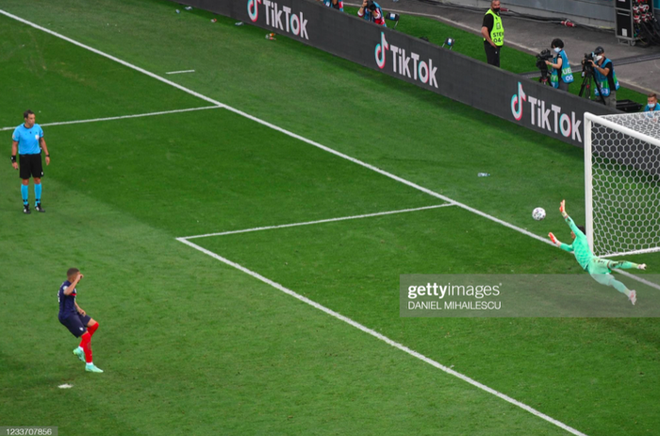 Ảnh: Cầu thủ Thuỵ Sĩ sung sướng vỡ oà sau khi loại đương kim vô địch thế giới Pháp khỏi Euro 2020 - Ảnh 2.