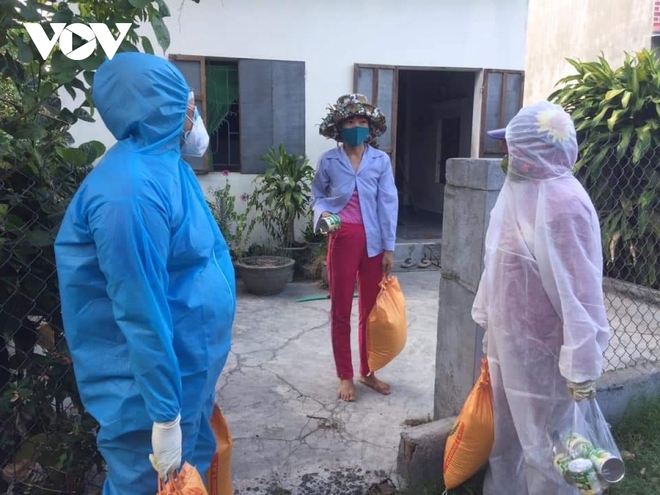 Giả danh nh&acirc;n vi&ecirc;n y tế khử khuẩn rồi đ&aacute;nh thuốc m&ecirc; cướp t&agrave;i sản - Ảnh 1.