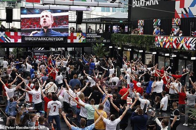 Euro 2020: D&acirc;n Anh đến qu&aacute;n bia từ s&aacute;ng sớm, xin nghỉ ốm để xem trận đại chiến với Đức - Ảnh 1.