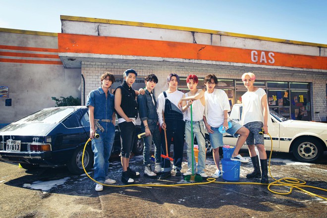 BTS bỏ hát đi rửa xe mà vẫn đẹp trai khiến fan rớt liêm sỉ, màn khoe nách của Jimin gây chú ý - Ảnh 1.