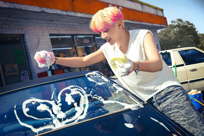 BTS bỏ hát đi rửa xe mà vẫn đẹp trai khiến fan rớt liêm sỉ, màn khoe nách của Jimin gây chú ý - Ảnh 4.
