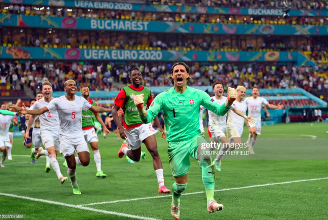 Ảnh: Cầu thủ Thuỵ Sĩ sung sướng vỡ oà sau khi loại đương kim vô địch thế giới Pháp khỏi Euro 2020 - Ảnh 3.