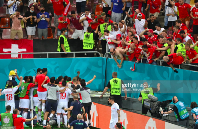Ảnh: Cầu thủ Thuỵ Sĩ sung sướng vỡ oà sau khi loại đương kim vô địch thế giới Pháp khỏi Euro 2020 - Ảnh 4.
