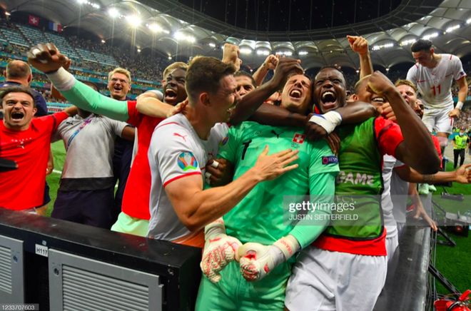 Ảnh: Cầu thủ Thuỵ Sĩ sung sướng vỡ oà sau khi loại đương kim vô địch thế giới Pháp khỏi Euro 2020 - Ảnh 5.