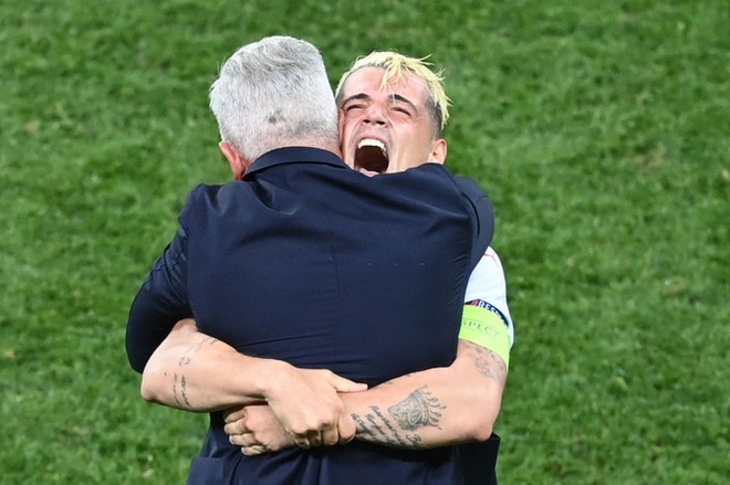 Ảnh: Cầu thủ Thuỵ Sĩ sung sướng vỡ oà sau khi loại đương kim vô địch thế giới Pháp khỏi Euro 2020 - Ảnh 6.