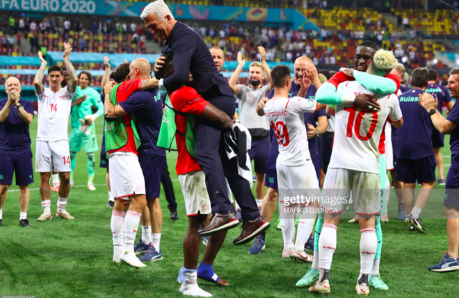 Ảnh: Cầu thủ Thuỵ Sĩ sung sướng vỡ oà sau khi loại đương kim vô địch thế giới Pháp khỏi Euro 2020 - Ảnh 8.