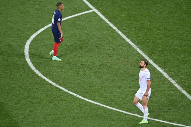 Video: Cận cảnh pha đá hỏng luân lưu 11 mét của sao trẻ hay nhất thế giới khiến Pháp bị loại khỏi Euro 2020 - Ảnh 9.