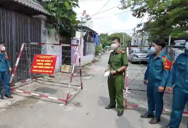 TP.HCM: Đến bệnh viện khám cảm cúm, người đàn ông được test nhanh Covid-19 thì phát hiện dương tính - Ảnh 2. TP.HCM: Đến bệnh viện khám cảm cúm, người đàn ông được test nhanh Covid-19 thì phát hiện dương tính - Ảnh 2.