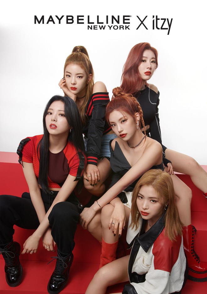 ITZY quẩy nhạc aespa cực sung không chút ngại ngùng, idol thì hồn nhiên mà fan cứ chiến nhau suốt thôi! - Ảnh 1.