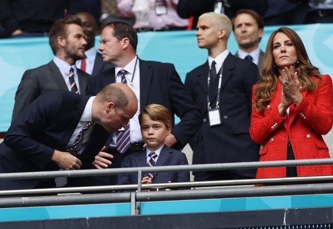 Spotlight trận Anh - Đức đổ dồn vào 5 giây Ed Sheeran e thẹn bên David Beckham rồi quay sang hú hí với cậu con Romeo - Ảnh 10.