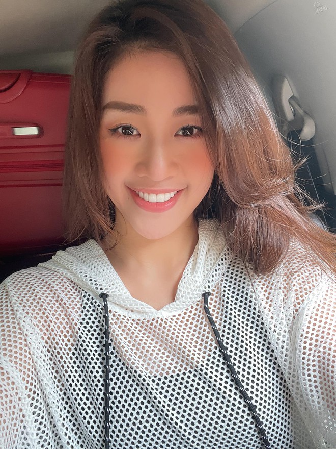 Hoa hậu Kh&aacute;nh V&acirc;n cuối c&ugrave;ng đ&atilde; ho&agrave;n th&agrave;nh 21 ng&agrave;y c&aacute;ch ly hậu Miss Universe 2020, tung bộ ảnh kỷ niệm m&agrave; visual ấn tượng qu&aacute; - Ảnh 2.