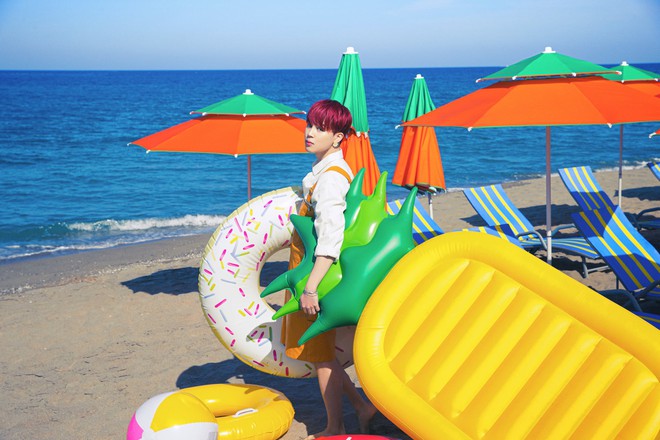 Biển xanh c&aacute;t trắng ho&agrave; nhịp &aacute;i &acirc;n c&ugrave;ng teaser mới của BTS, Jungkook t&oacute;c t&iacute;m mlem vẫn l&agrave; t&acirc;m điểm ch&uacute; &yacute; - Ảnh 6.