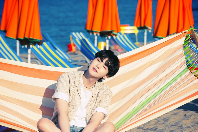 Biển xanh c&aacute;t trắng ho&agrave; nhịp &aacute;i &acirc;n c&ugrave;ng teaser mới của BTS, Jungkook t&oacute;c t&iacute;m mlem vẫn l&agrave; t&acirc;m điểm ch&uacute; &yacute; - Ảnh 8.