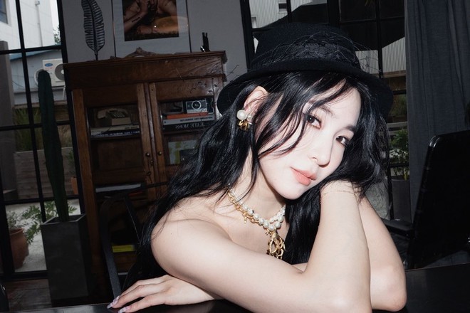 Tiffany (SNSD) sang chảnh "bức người", bốc lửa như này thì chuẩn tiểu thư tài phiệt sánh vai với Song Joong Ki rồi! - Ảnh 14. Tiffany (SNSD) sang chảnh "bức người", bốc lửa như này thì chuẩn tiểu thư tài phiệt sánh vai với Song Joong Ki rồi! - Ảnh 14.
