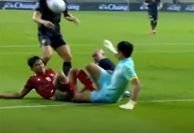 Ngôi sao tuyển Indonesia đạp trúng chỗ hiểm của thủ môn Thái Lan, nhận thẻ vàng vì phản ứng sau đó - Ảnh 2.