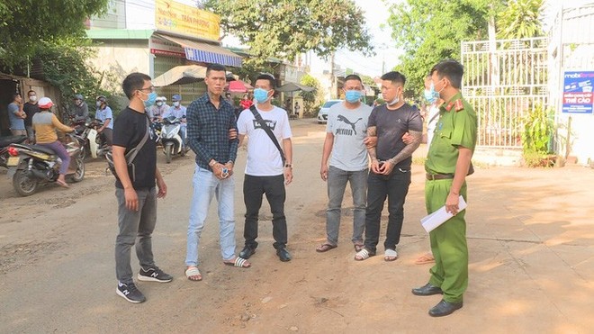 Qu&aacute;n karaoke đ&oacute;ng cửa v&igrave; dịch Covid-19, 2 nh&acirc;n vi&ecirc;n chuyển sang... cướp giật - Ảnh 1.