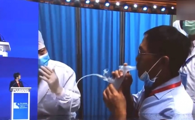 Trung Quốc có thể sẽ cho phép sử dụng vaccine Covid-19 dạng khí dung - Ảnh 1.