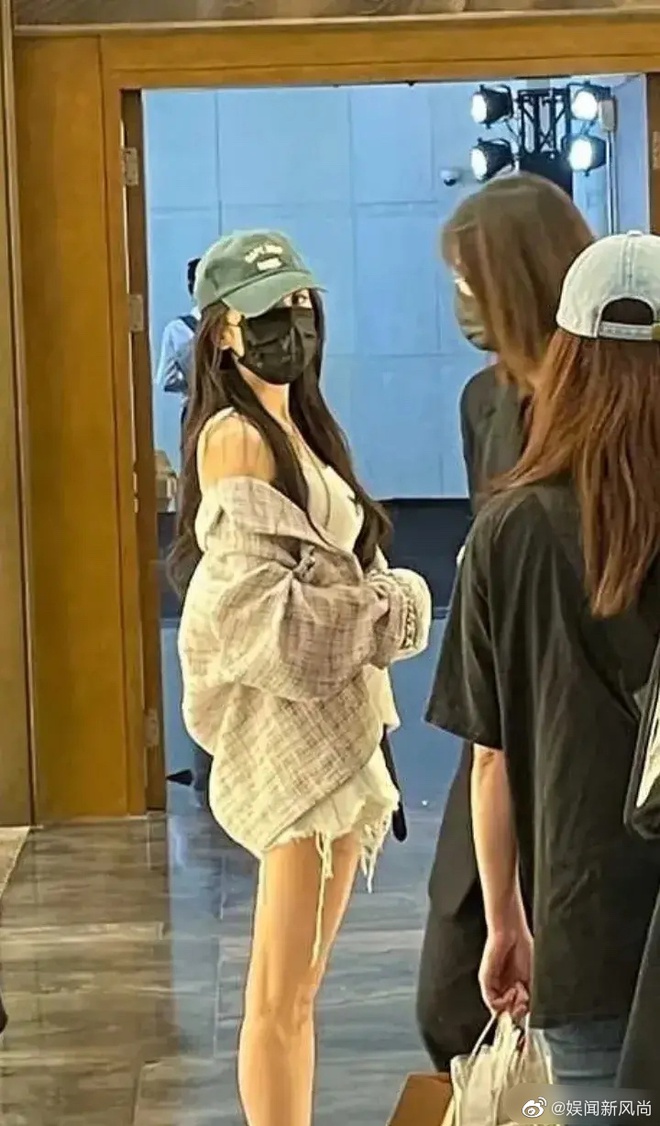 Cuối c&ugrave;ng Dương Mịch đ&atilde; sửa được tật xấu khiến v&oacute;c d&aacute;ng bị trừ điểm nặng nề, xem ảnh trước v&agrave; sau thấy sự thay đổi r&otilde; rệt - Ảnh 5.