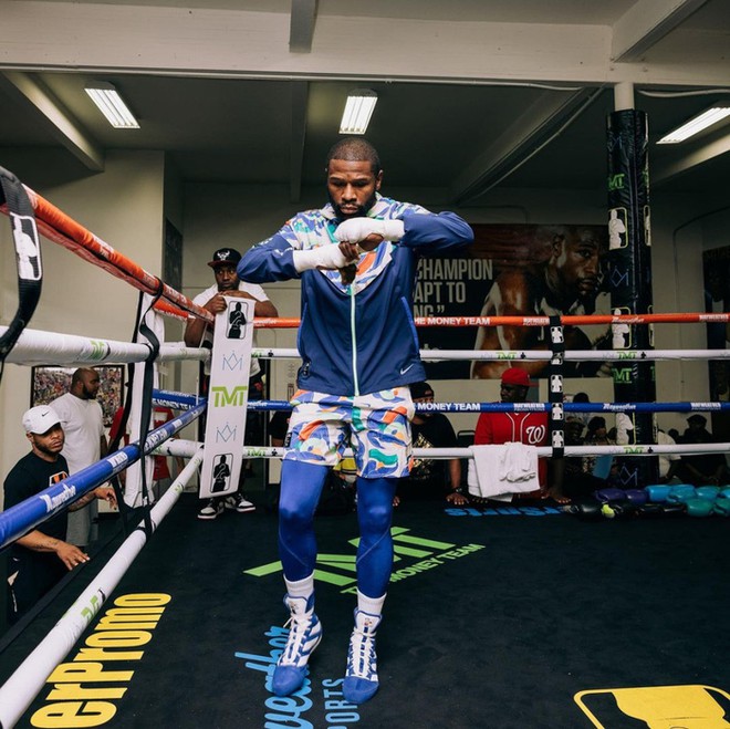 B&ecirc;n trong trại tập của Floyd Mayweather bao gồm những buổi luyện đến giữa đ&ecirc;m để chuẩn bị cho m&agrave;n tr&uacute;t giận trước Logan Paul  - Ảnh 2.