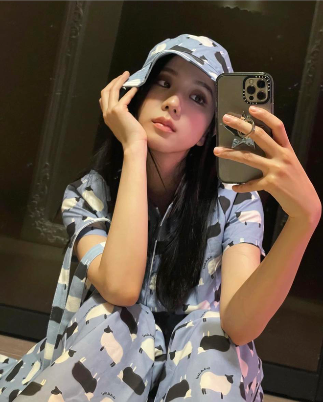 Soi chiếc ốp iPhone của Jisoo (BLACKPINK), giá cao đến khó tin nhưng fan có thể dễ dàng cheap moment chỉ với 20K? - Ảnh 1.