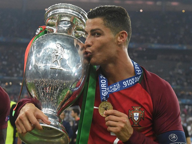 Top 10 trận đấu hay nhất lịch sử Euro (Kỳ 2): Lần đầu đầy x&uacute;c cảm của Ronaldo v&agrave; ph&eacute;p m&agrave;u đến từ Hy Lạp - Ảnh 2.