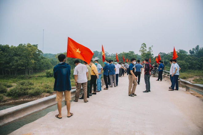 Thuỷ Tiên khánh thành 2 cây cầu hư hỏng do lũ lụt, chính thức kết thúc dự án hỗ trợ miền Trung - Ảnh 9.