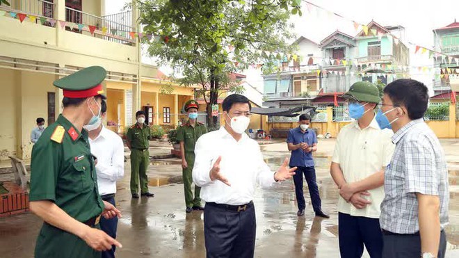 Chủ tịch x&atilde; bị đ&igrave;nh chỉ, Chủ tịch huyện bị ph&ecirc; b&igrave;nh v&igrave; lơ l&agrave; chống dịch - Ảnh 1.